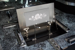 1367939827_mkt-strat_urn-holder-061-hi7